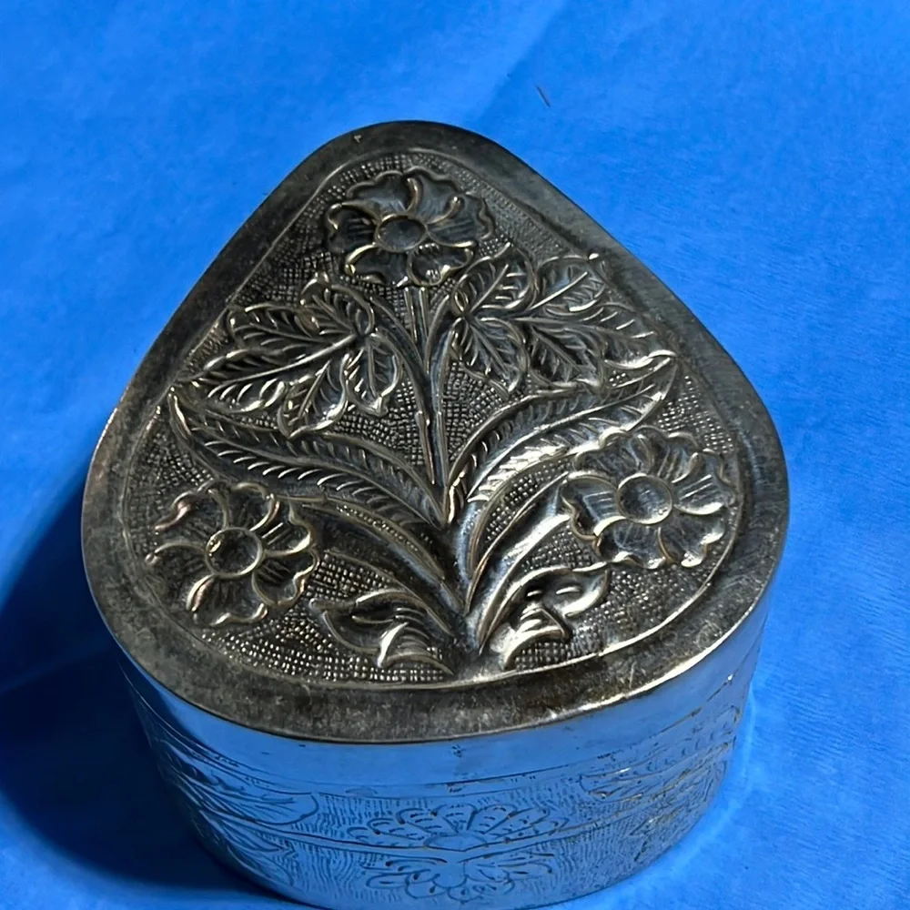 Vintage embossed flower large trinket/vanity box